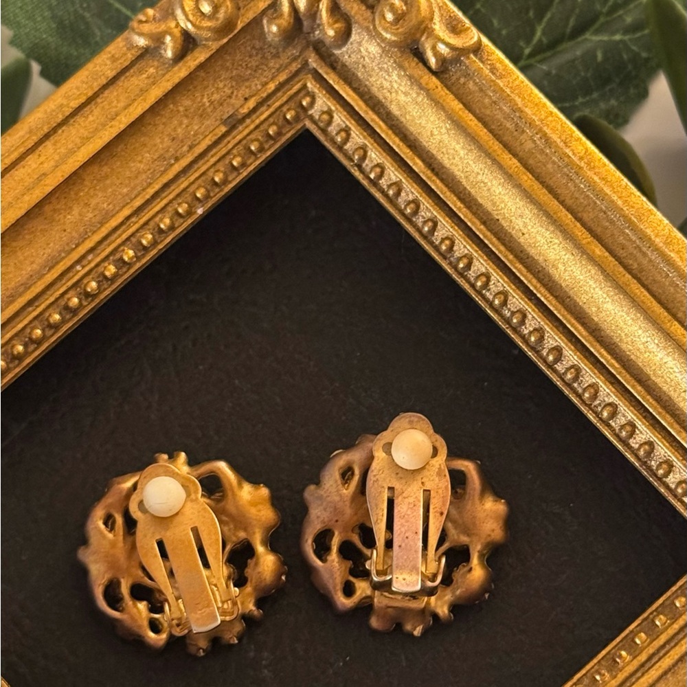 VTG Gorgeous Brassy Gold Floral Cluster w/ Grey Pearls Earrings - Picture 9 of 16